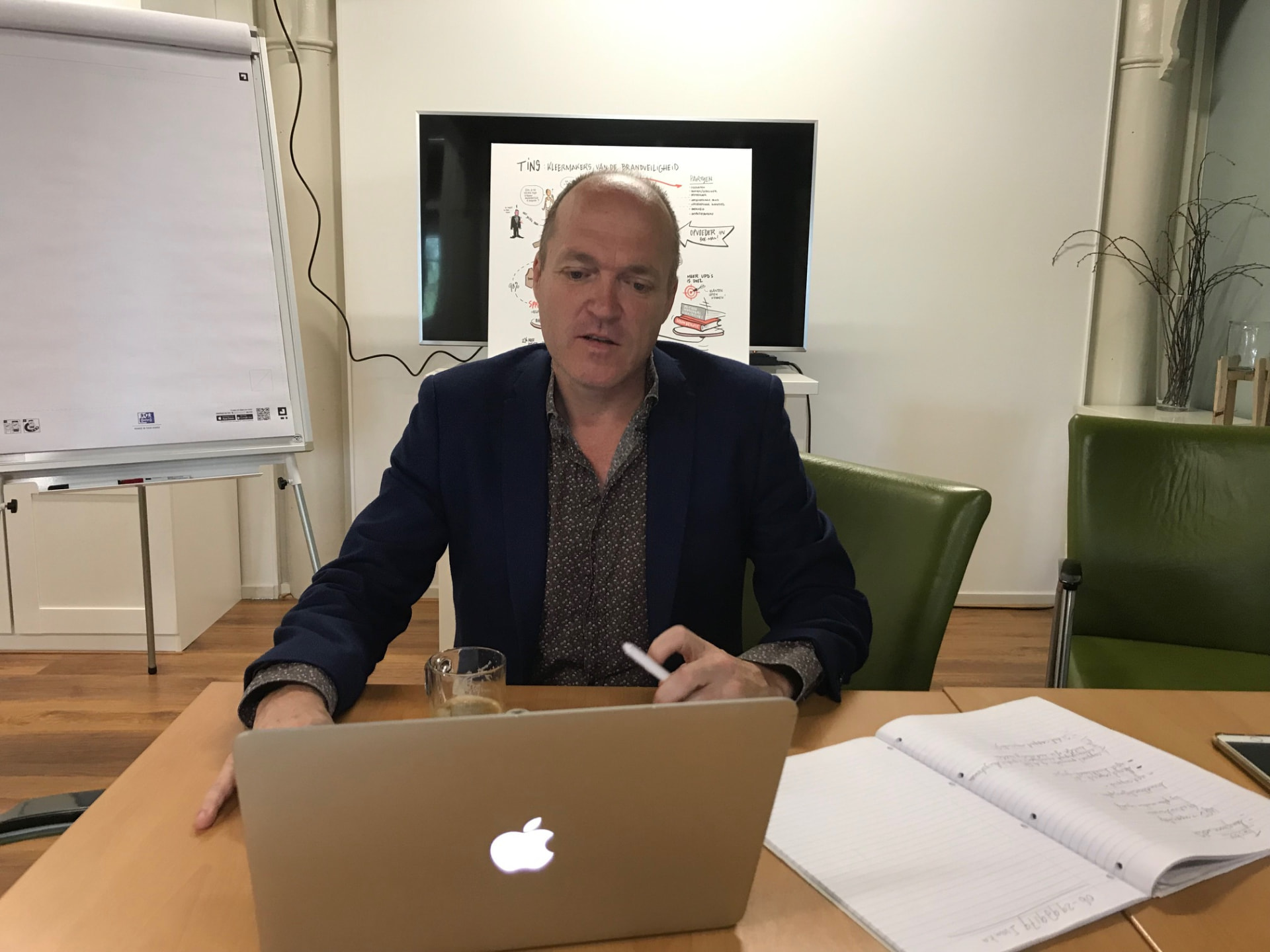 Hans Keeren van Qonvert achter zijn laptop
