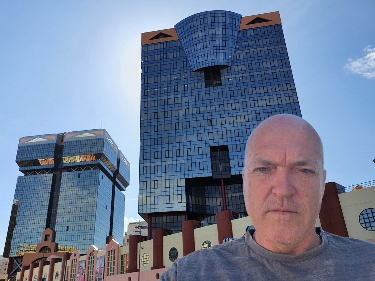 Hans Keeren, SEO- en GEO-specialist en oprichter van Qonvert, voor de kantoortorens van Amoreiras in Lissabon
